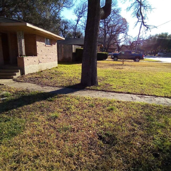Building Photo - 3409 Pin Oak Dr