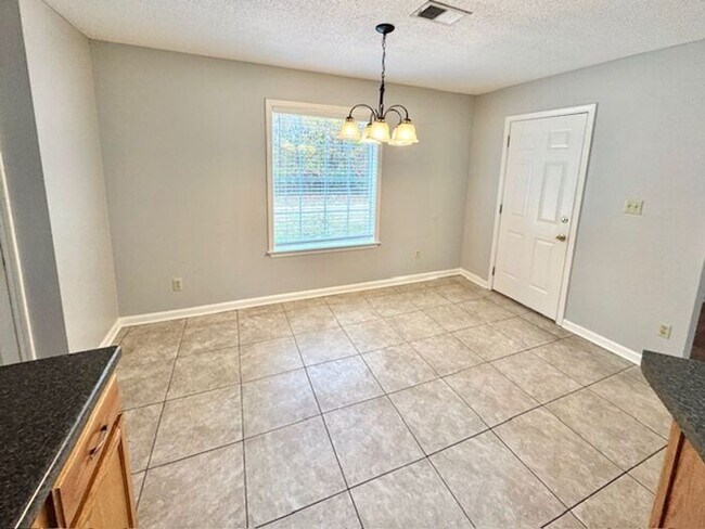 Building Photo - Great Location Fantastic Price-4 Bedroom 2.5 Bath AVAILALBE NoW!