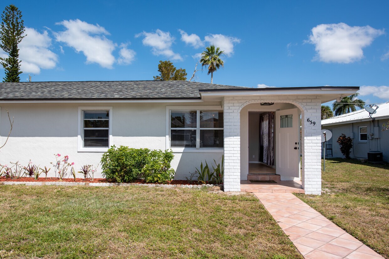 Foto principal - 659 102nd Ave N