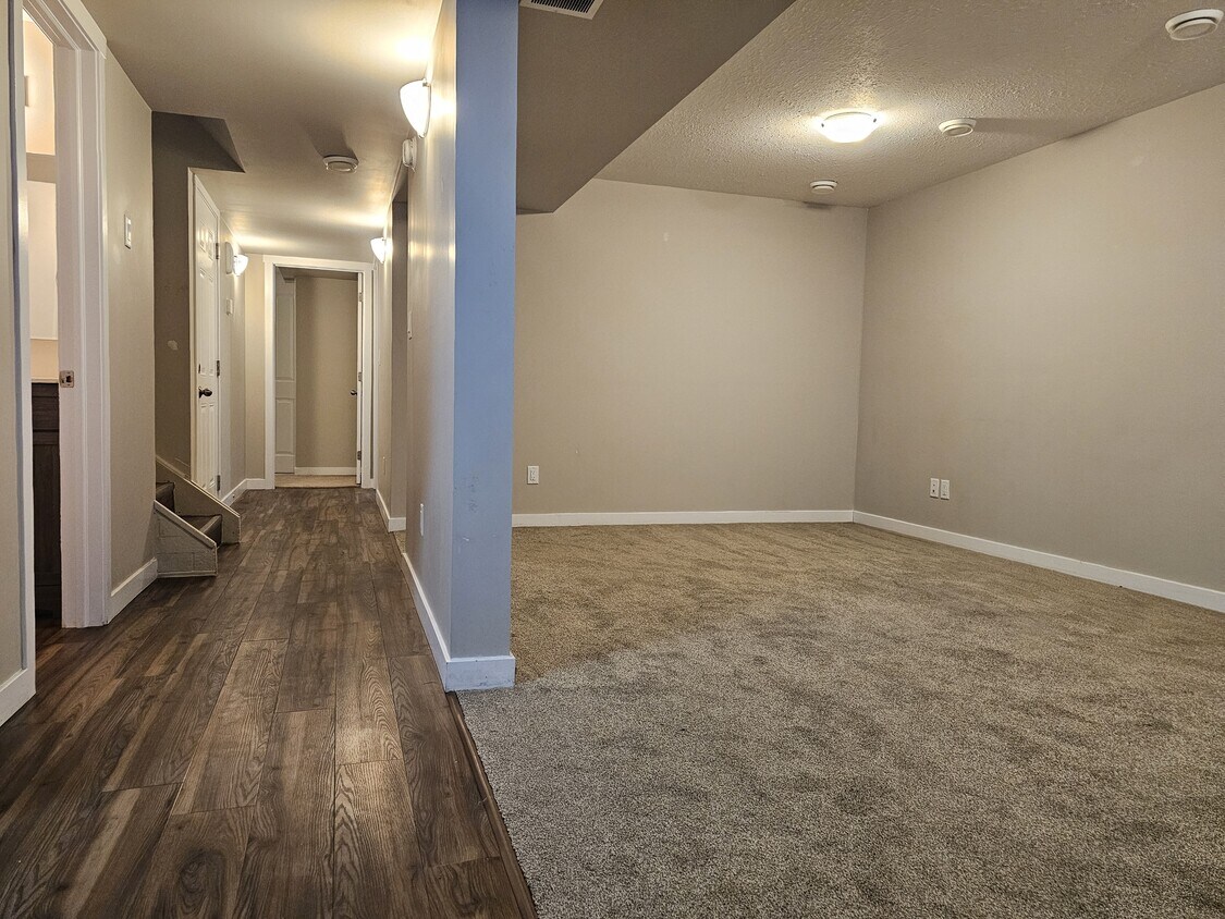 Photo principale - 8023-135A 135a Ave NW