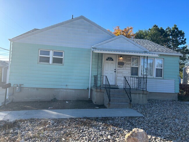 Building Photo - Spacious 5 Bed, 2 Bath with An Office in t...