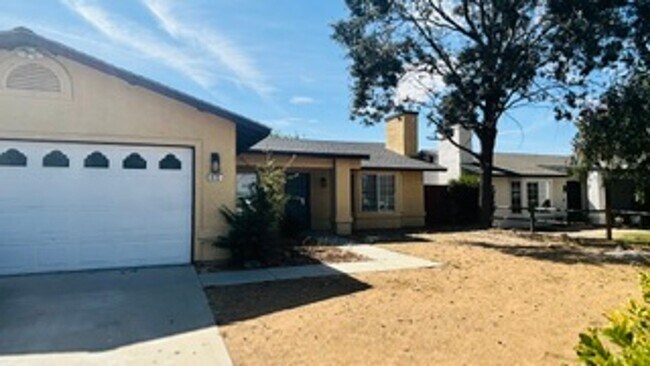 Building Photo - 633 Las Colinas St