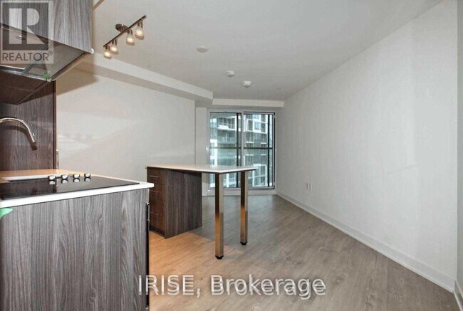 Photo du bâtiment - 576 Front St W