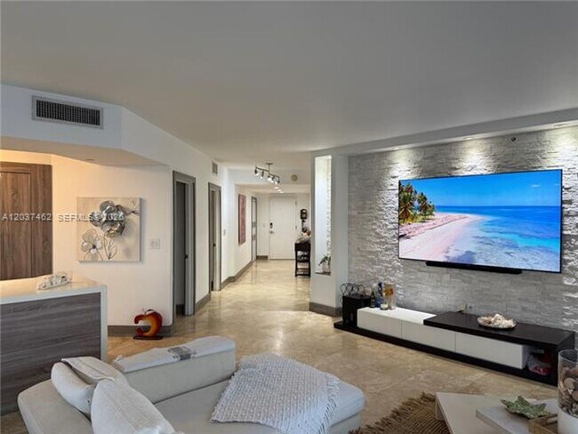 Foto del edificio - 6365 Collins Ave