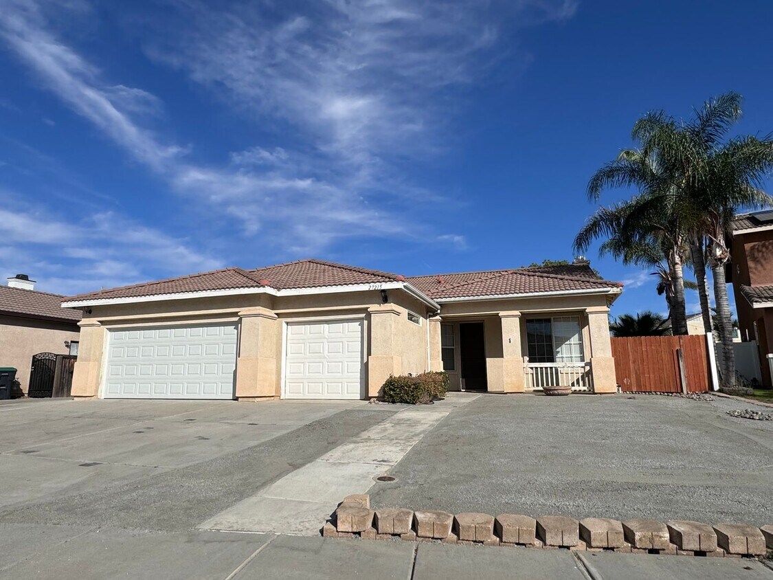 Foto principal - Single Story 4 Bedroom House with 3 Car Ga...