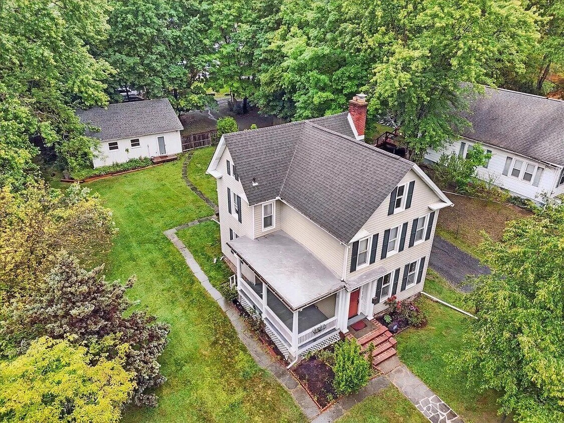 Foto principal - 112 E Brown St