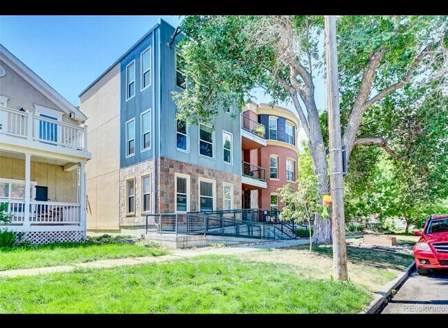 Building Photo - 2422 Tremont Pl