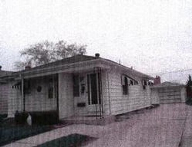 Building Photo - Spacious 2 Bedroom