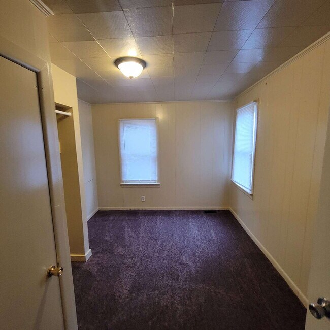 Foto del edificio - WEST SIDE HOUSE WITH 4 BEDROOMS, 2 BATHS, AND HUGE GARAGE/WORKSHOP COMBO