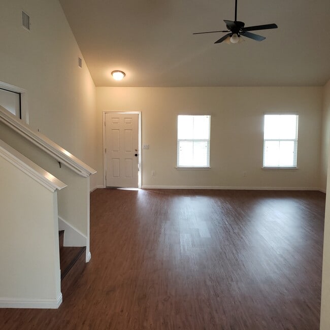 Building Photo - 503 Luna Vista Dr
