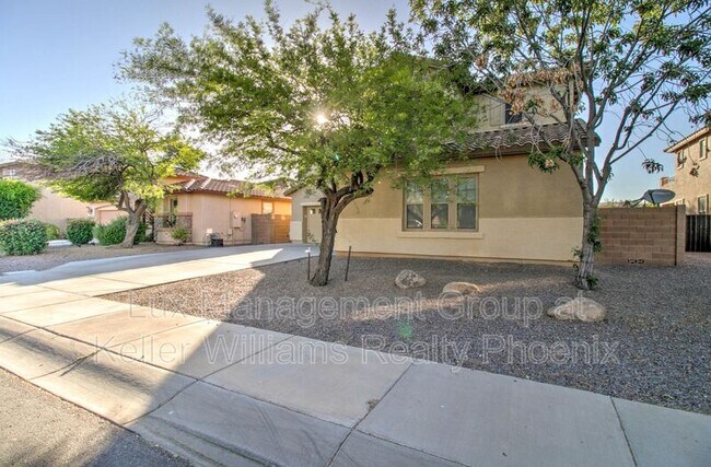 Building Photo - 2320 S Glen Dr