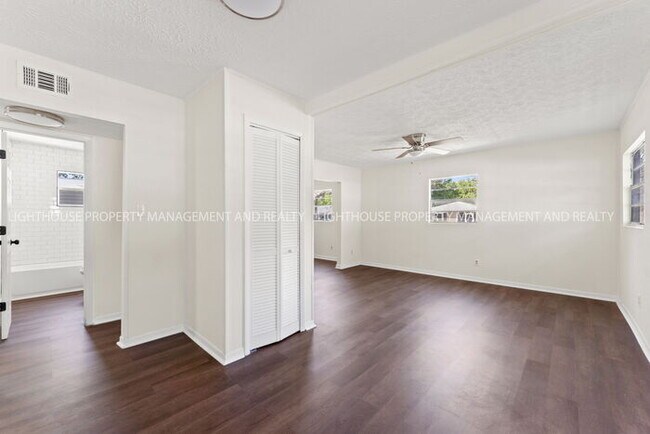 Building Photo - Updated 2 Bedroom Home Near Naval Station Mayport