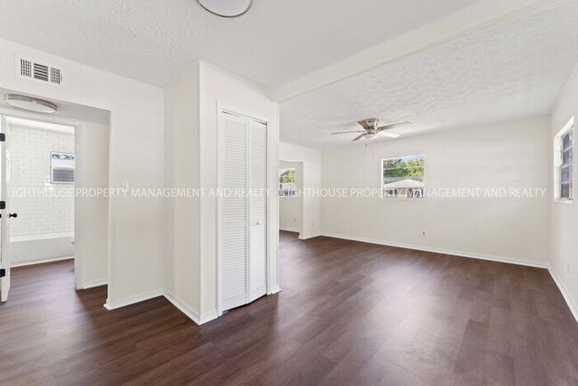 Foto del edificio - Updated 2 Bedroom Home Near Naval Station Mayport