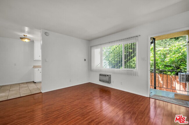 Foto del edificio - 1648 Edgecliffe Dr