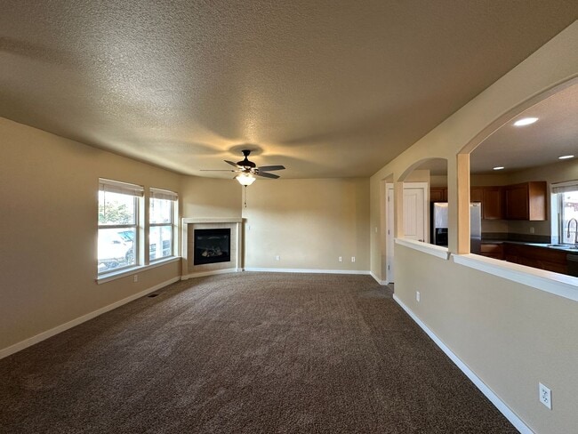 Building Photo - MOVE IN SPECIAL!  Remodeled 3 Bedroom / 2.5 Bathroom Home Southwest Redmond