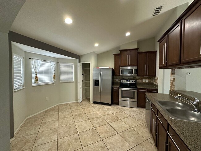 Building Photo - 3 Bedroom 2 Bathroom in Lake Wales