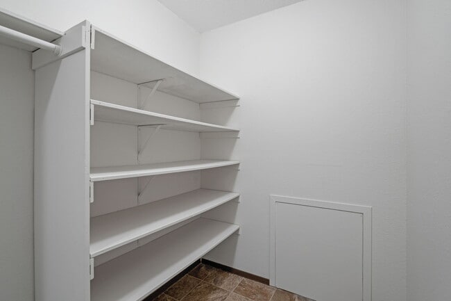 2 Bedroom - 2 Bed / 1 Bath - 860 Sq.Ft. - Summit Square