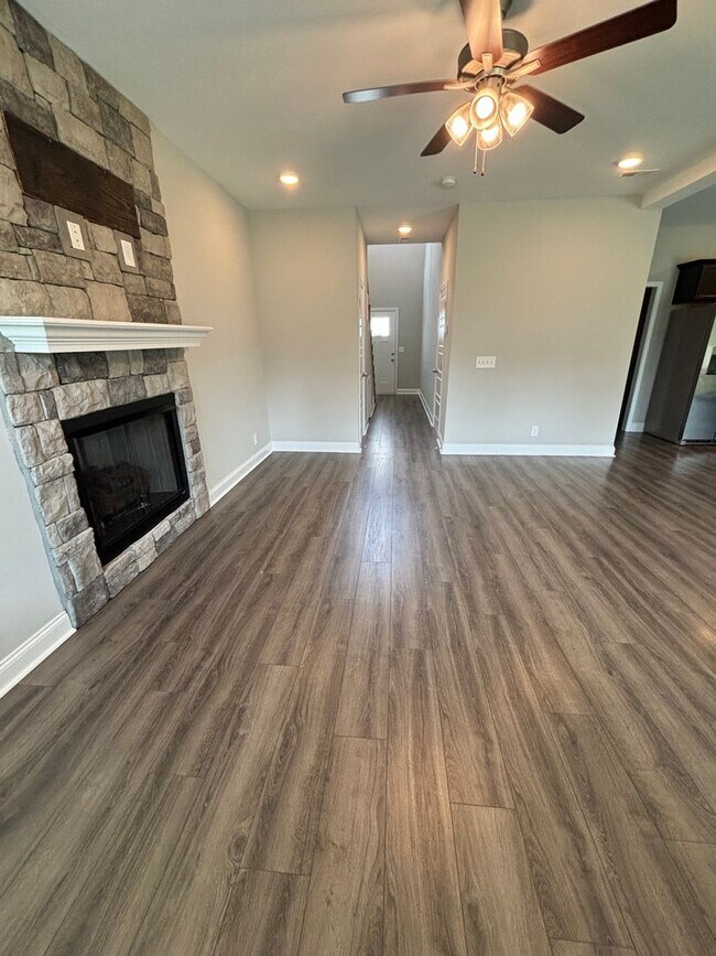 Foto del edificio - 4 Bedroom 2 1/2 Bath Pet Friendly Home For Rent Near Post!