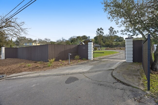 Building Photo - 9168 Eastside Rd