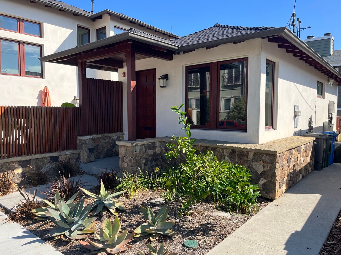 Front of House - Direct Street Access - 2000 Graham Ave