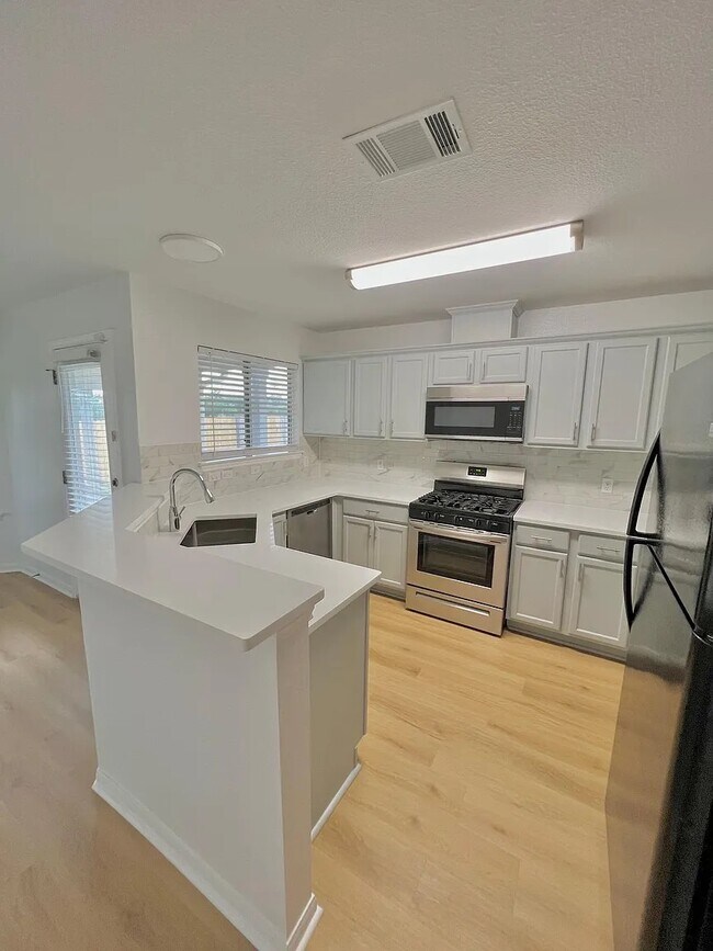 Building Photo - 1615 Royal Ascot Dr