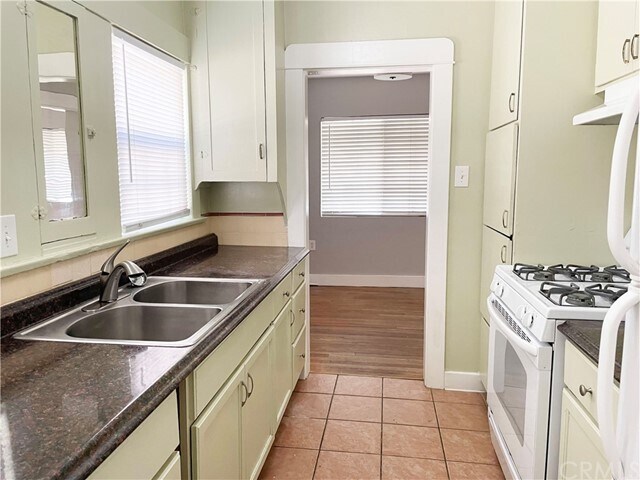Building Photo - 423 W Badillo St