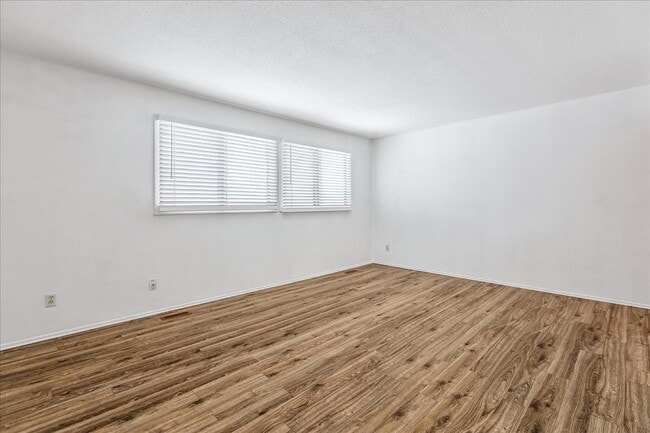 Building Photo - 6203-6122 122 Ave NW