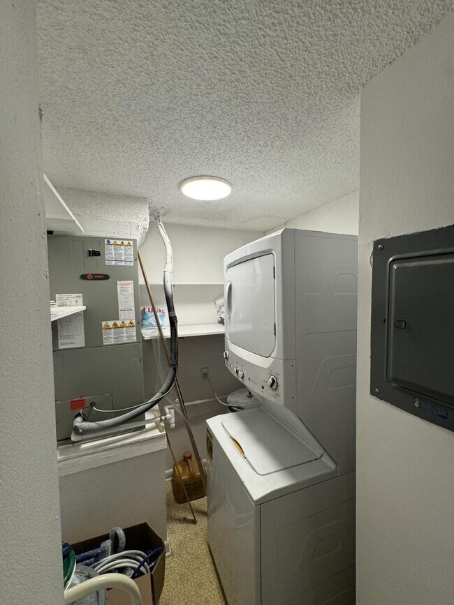 Building Photo - 8433 Forest Hills Dr