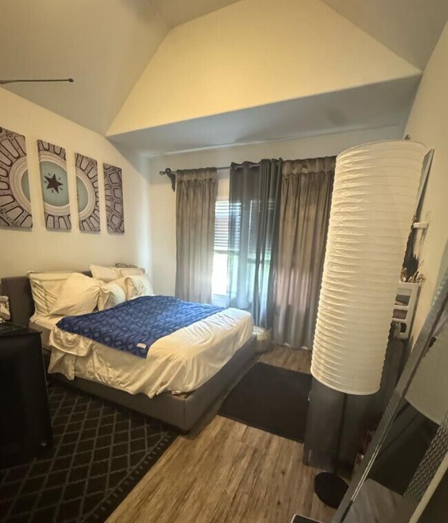 Foto del edificio - 3223 Real St