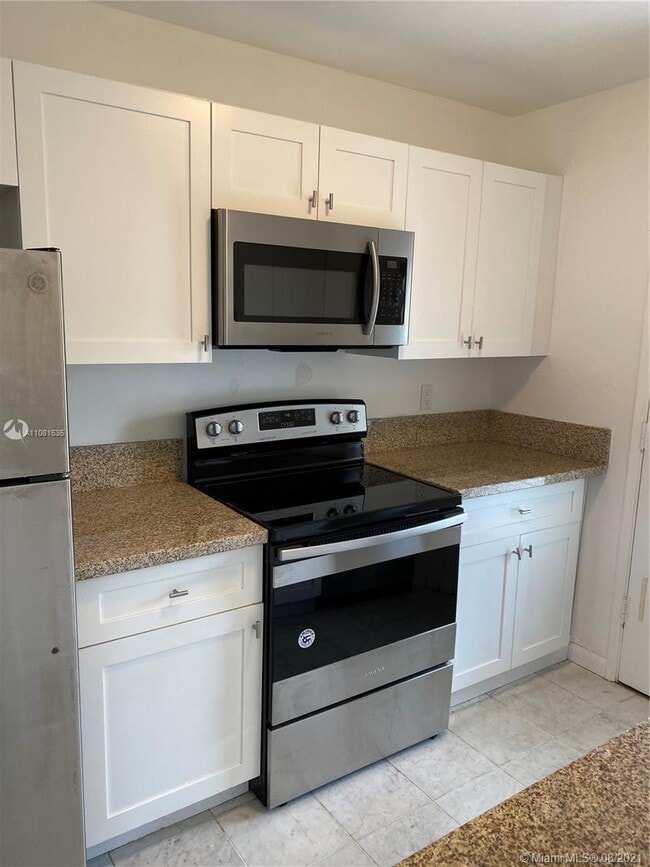 Building Photo - 500 E Country Club Cir