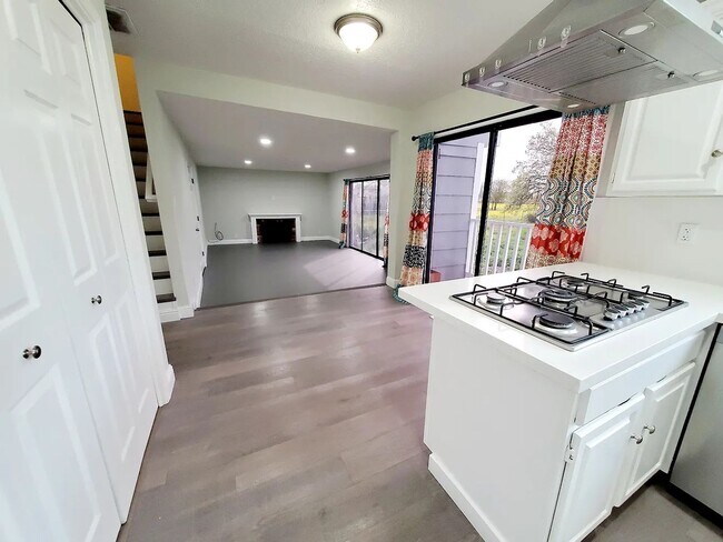 Foto del edificio - Spacious 2 Story Home With Lincoln Schools