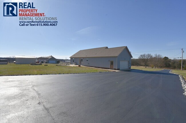 Building Photo - Wonderful 3 bedroom home w/ attached 2-car...