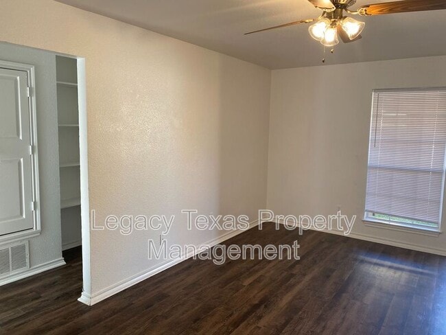 Foto del edificio - 701 Miracle Ln