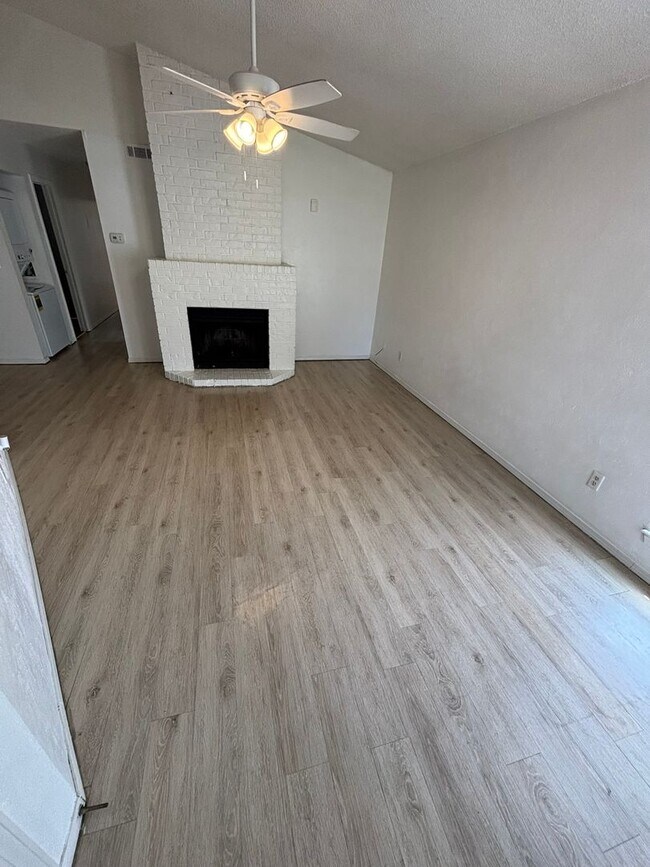 Foto del edificio - Cozy 2 bedroom 1.5 bath Lawn Maintenance I...