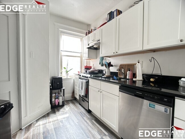 Building Photo - 200 Kelton St