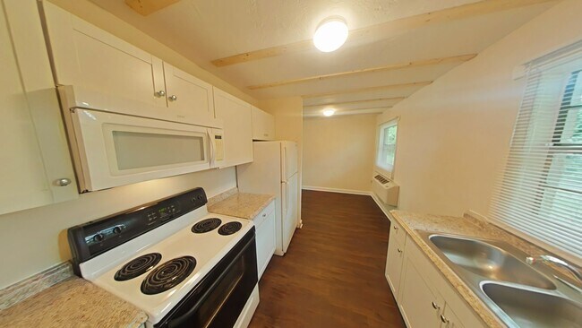 Foto del edificio - Beautifully Renovated 2/1 - Convenient Loc...