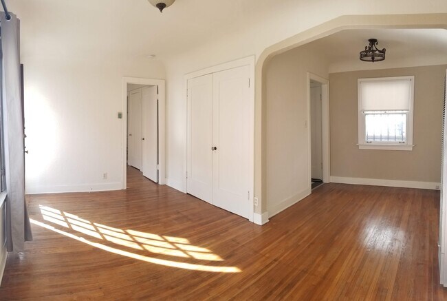 Building Photo - 440 N Lake St