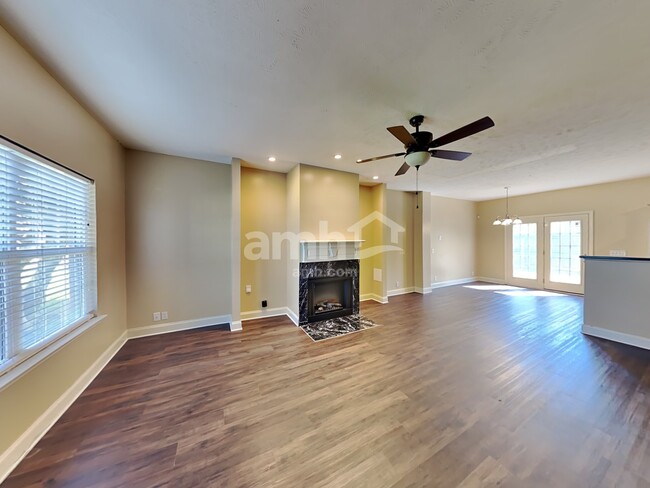 Building Photo - 347 Titans Cir