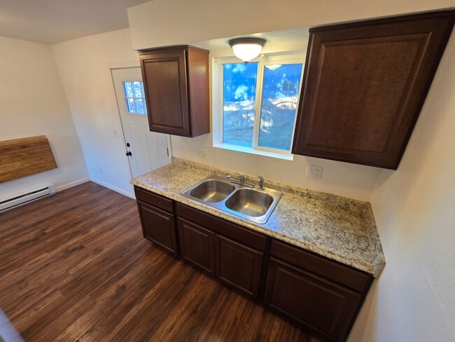 Building Photo - $200 OFF JAN. RENT!  2 Bed, 1 Bath Townhou...