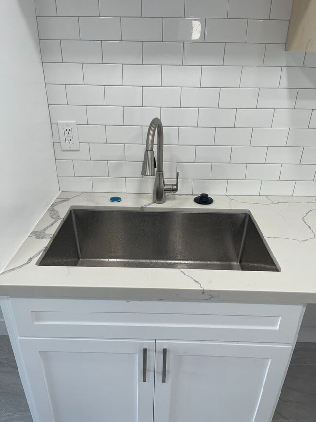 Building Photo - 825 S Bedford St