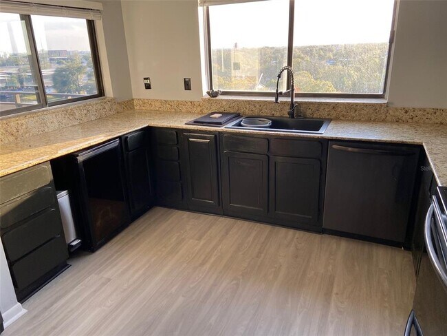Foto del edificio - 2780 N Riverside Dr