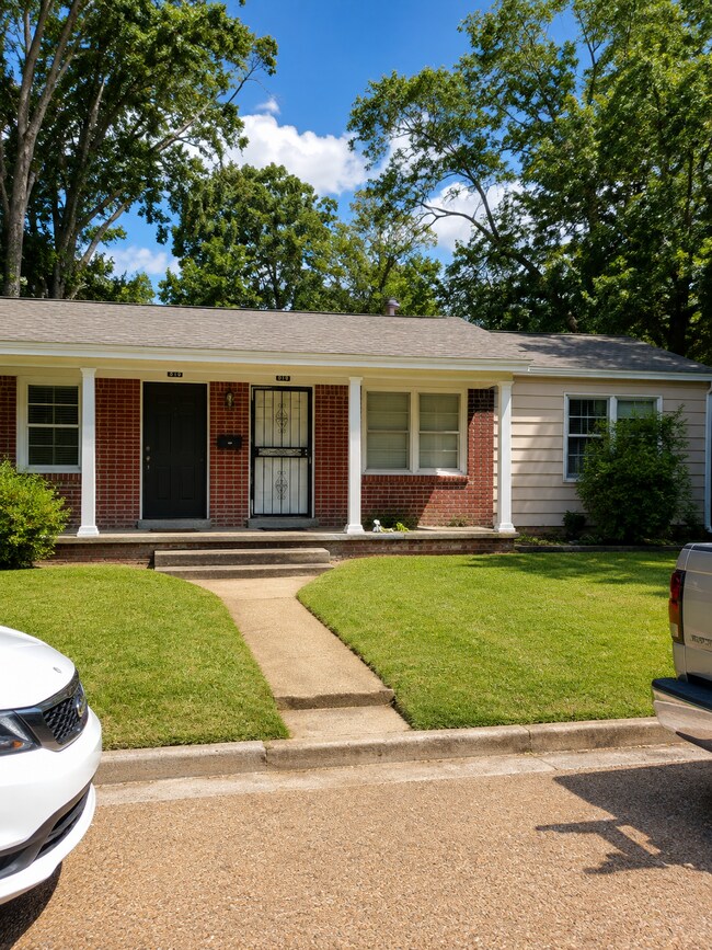 Building Photo - 152 Segura Ave