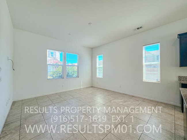 Foto del edificio - Gorgeous upgraded Home! Spacious 4 bedroom...