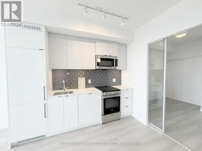 Building Photo - 285-285 Dufferin St