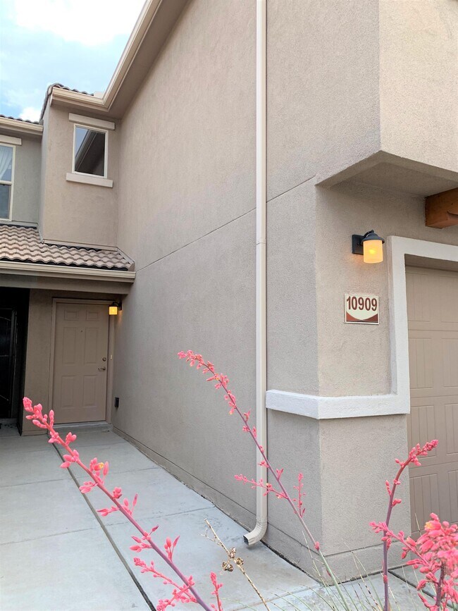 Foto del edificio - 10909 Fort Point Ln NE