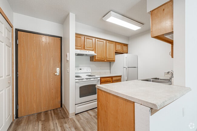 1BR, 1BA - 575SF - Kitchen - Oak Terrace