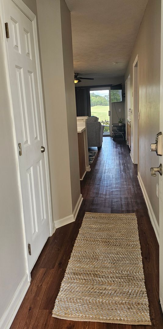 Foto del edificio - -First-Floor End-Unit | Fully Furnished 2B...