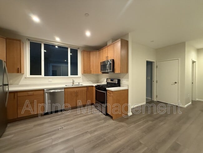 Building Photo - 562 29th St