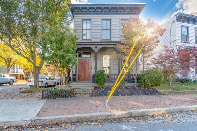 Building Photo - Absolutely Stunning 3 Bed 2.5 Bath Home in...