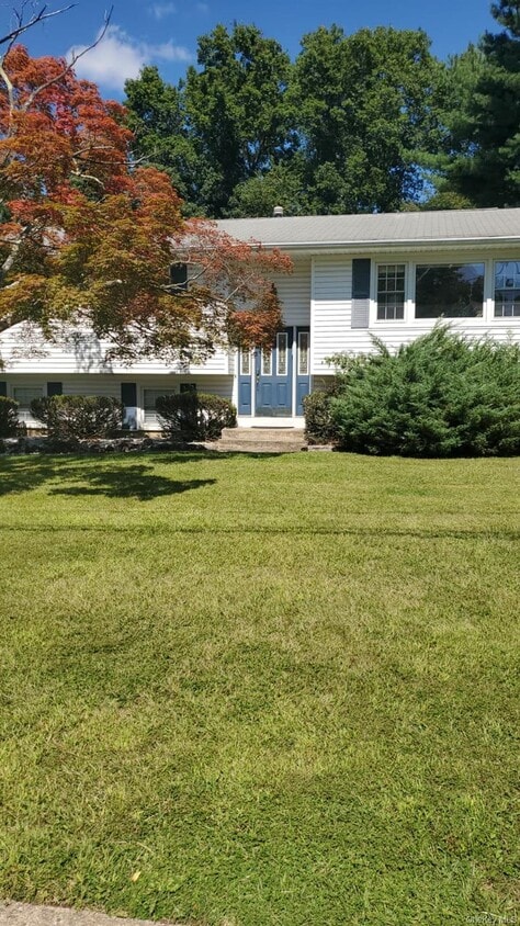 Primary Photo - 12 Van Gogh Ln